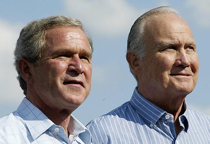 שוורצקופף עם בוש הבן שבו תמך לנשיאות ב-2004 (צילום: AFP) (צילום: AFP)