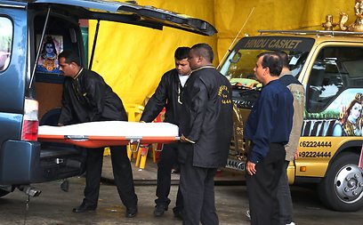 גופת הנאנסת בבית החולים בסינגפור (צילום: AP) (צילום: AP)