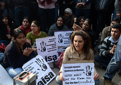 מוחים על אלימות נגד נשים בהודו בעקבות האונס הנפשע            (צילום: AFP) (צילום: AFP)