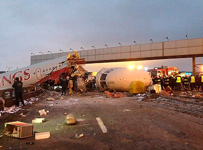 המטוס התרסק על הכביש לאחר הנחיתה במוסקבה (צילום: AP) (צילום: AP)