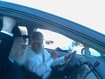 הרב דב ליאור מגיע למאחז (צילום: סוכנות תצפית) (צילום: סוכנות תצפית)