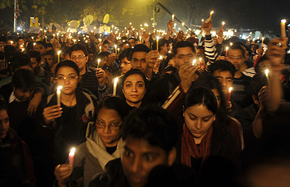 אלפים הדליקו נרות לזכר הנאנסת שמתה. ניו דלהי (צילום: AFP) (צילום: AFP)