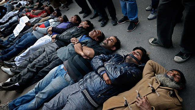 מפגינים נגד "תרבות האונס" בהודו, אחרי האונס הקבוצתי והרצח בדצמבר 2012 (צילום: AP) (צילום: AP)