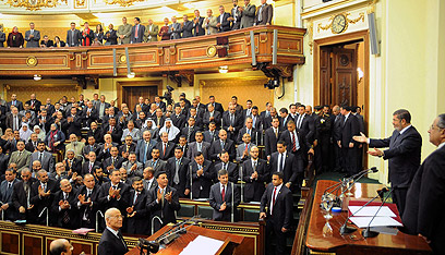 מורסי בפני הפרלמנט (צילום: EPA) (צילום: EPA)