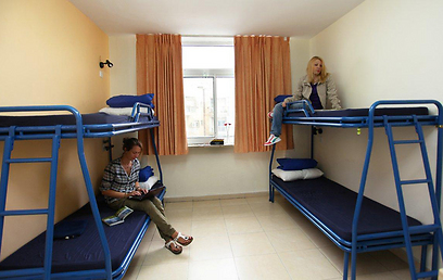 הלינה בחדרים משותפים ויש גם חדרים פרטיים. אכסניה בי-ם  (צילום: ירון בורגין וגל מור) (צילום: ירון בורגין וגל מור)