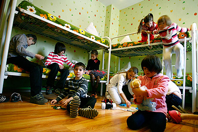 יותר מ-650 אלף ילדים מוגדרים יתומים ברוסיה (צילום: רויטרס) (צילום: רויטרס)
