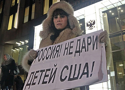 "אל תתנו ילדים לארה"ב". מפגינה במוסקבה (צילום: EPA) (צילום: EPA)