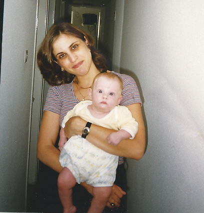 פיפי ורוד-אדום. גליל עם בתה התינוקת (צילום: אלון גליל) (צילום: אלון גליל)