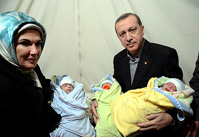 ארדואן רוצה הרבה-הרבה תינוקות. עם רעייתו מכוסת הראש (צילום: AFP) (צילום: AFP)