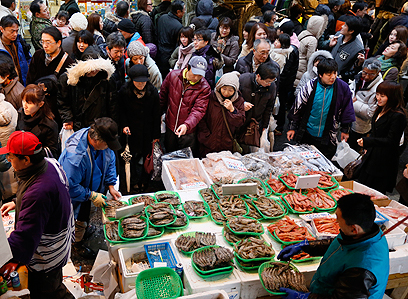 מצטיידים לארוחות החג בשוק הדגים ביפן (צילום: EPA) (צילום: EPA)