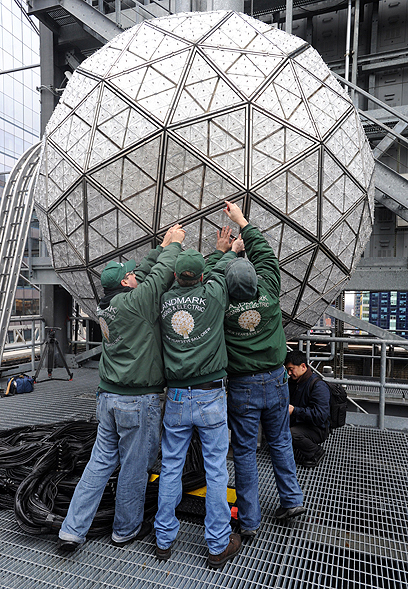 מרימים את הכדור המסורתי בטיימס סקוור, ניו יורק (צילום: MCT) (צילום: MCT)