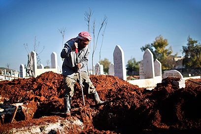 מכינים את הקברים לעוד מתים בבית קברות באזור חלב (צילום: רויטרס) (צילום: רויטרס)