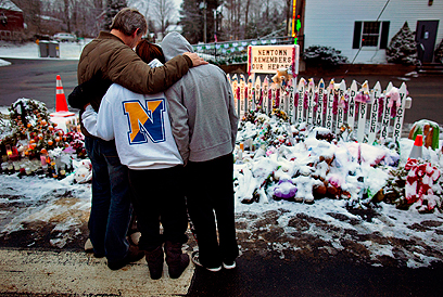 אנדרטת זיכרון לטבח בבית הספר בקונטיקט (צילום: AP) (צילום: AP)