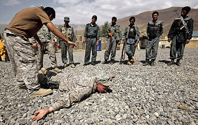 מדריכים אמריקנים באפגניסטן. פועלים משנה שעברה בירדן (צילום: AP) (צילום: AP)