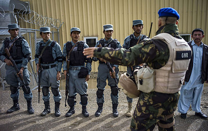 איש כוח השיטור האירופי מעביר אימון לכוחות ביטחון אפגניים במחוז וורדאק (צילום: AFP) (צילום: AFP)