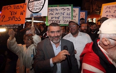 "מתעסקים ב'בלה בלה' כשהחיים הפכו לגיהינום". בן-ארי בהפגנה, הערב (צילום: מוטי קמחי) (צילום: מוטי קמחי)