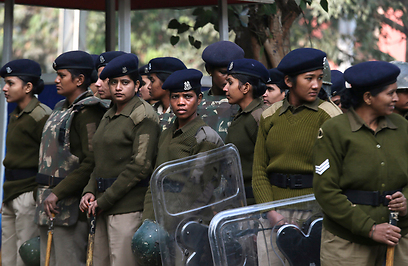שוטרות בהודו. החל גיוס 2,500 שוטרות (צילום: AP) (צילום: AP)