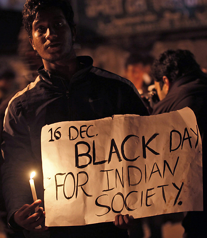 היום השחור של החברה ההודית. הפגנה בעקבות האונס (צילום: EPA) (צילום: EPA)