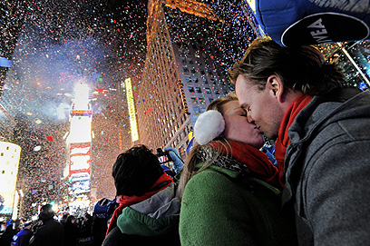 מתנשקים בקור אחרי חצות (צילום: EPA) (צילום: EPA)