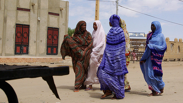 גם על טיולי מיסיונריות הוציאו קבלות. נשים מוסלמיות בטימבוקטו (צילום: AP) (צילום: AP)