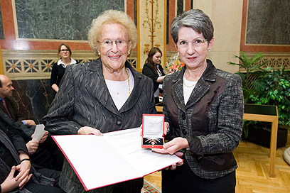 זאדק מקבלת עיטור כבוד מיו"ר הפרלמנט באוסטריה (צילום: AP) (צילום: AP)