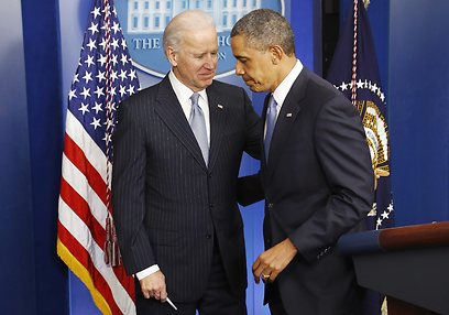 אובמה וסגנו ביידן בעקבות אישור החוק החדש (צילום: רויטרס)