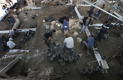 גם העולם מתעניין בממצאים. מתחם החפירה בעיר דוד (צילום: אלכס קולומויסקי) (צילום: אלכס קולומויסקי)