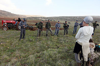 אנשי כוחות הביטחון מונעים גישה לטרקטורים. סמוך לאש קודש, הבוקר (צילום: גיל יוחנן) (צילום: גיל יוחנן)
