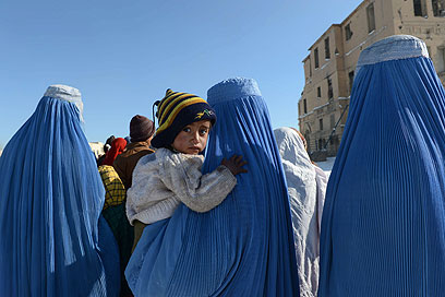 סובלות מהתעללות נוראה מצד בעליהן. נשים אפגניות בקאבול (צילום: AFP) (צילום: AFP)