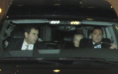 במכונית עם המאבטחים לאחר השחרור מבית החולים (צילום: AP) (צילום: AP)