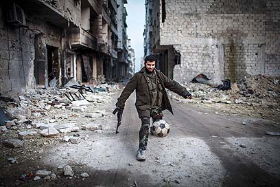 אפילו במלחמות הגרועות ביותר, מוצאים זמן לכדורגל (צילום: AP) (צילום: AP)