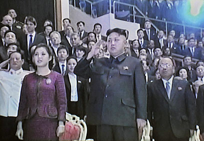 השליט קים ג'ונג און ורעייתו רי סול ג'ו (צילום: AFP, NORTH KOREAN TV) (צילום: AFP, NORTH KOREAN TV)