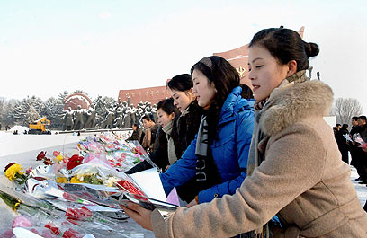 נפתחים לעולם? בפיונגיאנג זוכרים את קים איל סונג וקים ג'ונג איל המנוחים (צילום: רויטרס) (צילום: רויטרס)