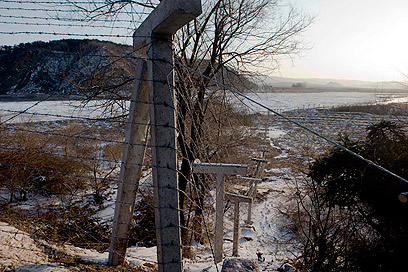 ענף ההברחות משגשג. גבול צפון קוריאה-סין (צילום: AP) (צילום: AP)