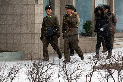 באופרות הסבון רואים הצפון קוריאנים תלונות תכופות נגד שוטרים ופוליטיקאים (צילום: AP) (צילום: AP)