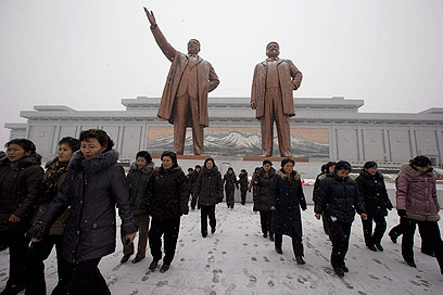 חוסים בצילם. פסליהם של קים איל סונג וקים ג'ונג איל (צילום: AP) (צילום: AP)