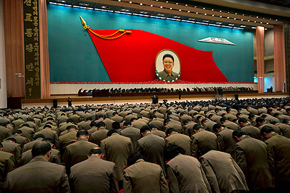 למודרניזציה יש מחיר. כנס של צמרת הצבא הצפון קוריאני בפיונגיאנג (צילום: AP) (צילום: AP)