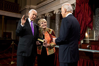 ביידן משביע חברים חדשים בסנאט (צילום: AP) (צילום: AP)
