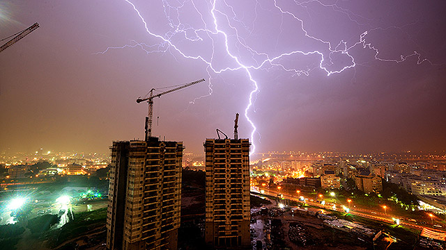 סערת ברקים מעל פתח-תקווה (צילום: אור מני) (צילום: אור מני)