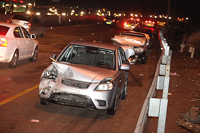 שלושה פצועים קל בתאונת שרשרת בכביש 1 (צילום: גיל יוחנן) (צילום: גיל יוחנן)