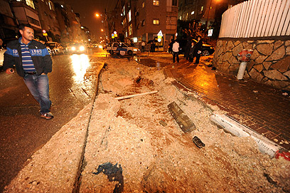 בור נפער ברחוב ז'בוטינסקי בבני ברק  (צילום: יובל חן) (צילום: יובל חן)