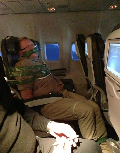 תהיה נינוח. הנוסע השיכור מודבק למושב בטיסה (צילום: אנדי אלווד) (צילום: אנדי אלווד)