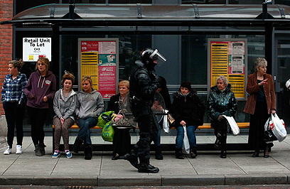 שוטר מאבטח תחנת אוטובוס בבלפסט בינואר (צילום: רויטרס) (צילום: רויטרס)