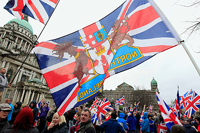 אירים פרו-בריטיים דורשים להמשיך להניף את הדגל הבריטי מעל בניין עיריית בלפסט (צילום: רויטרס) (צילום: רויטרס)