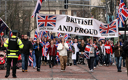 "בריטים וגאים בכך". לויאליסטים מפגינים מול בניין העירייה (צילום: AP) (צילום: AP)
