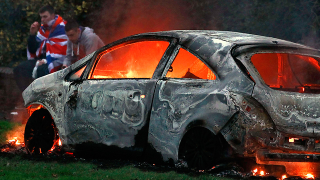 מכונית שהועלתה באש בתחילת המהומות בראשית דצמבר (צילום: רויטרס) (צילום: רויטרס)