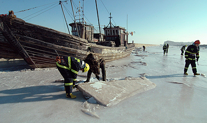 סירת דיג כלואה בקרח (צילום: רויטרס) (צילום: רויטרס)