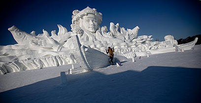 פסל בפסטיבל הפיסול בקרח (צילום: EPA) (צילום: EPA)
