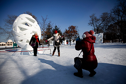 מבקרים בפסטיבל הקרח. בחלק מהמקומות נרשמו הטמפרטורות הנמוכות זה 43 שנים (צילום: EPA) (צילום: EPA)