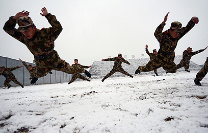 חיילים מתאמנים בשלג (צילום: רויטרס) (צילום: רויטרס)